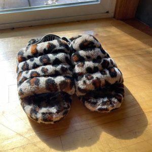 UGG SLIPPERS LEAPARD WOMENS SIZE 10